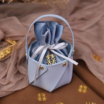 حقيبة هدايا فاخرة من جلد البولي يوريثان لحفلات الزفاف، تحتوي على شوكولاتة.