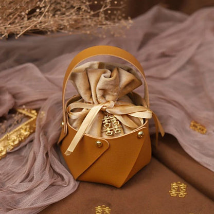 حقيبة هدايا فاخرة من جلد البولي يوريثان لحفلات الزفاف، تحتوي على شوكولاتة.