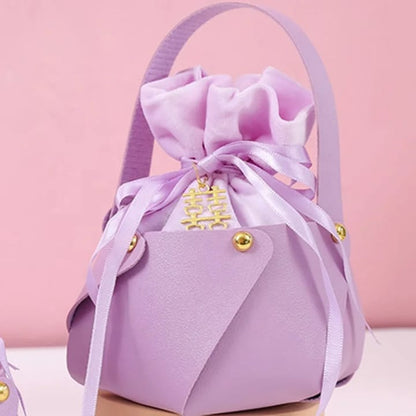 حقيبة هدايا فاخرة من جلد البولي يوريثان لحفلات الزفاف، تحتوي على شوكولاتة.