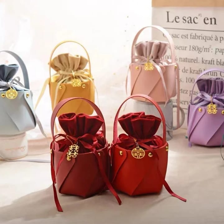 حقيبة هدايا فاخرة من جلد البولي يوريثان لحفلات الزفاف، تحتوي على شوكولاتة.