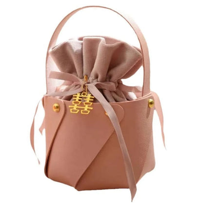 حقيبة هدايا فاخرة من جلد البولي يوريثان لحفلات الزفاف، تحتوي على شوكولاتة.